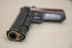 Vaišvydavoje rastas susižalojęs vyras: šalia – legaliai laikomas pistoletas