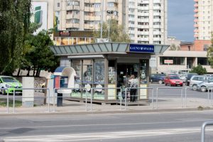 Peiliu ginkluota moteris grasino kiosko pardavėjai – reikalavo duoti bloką cigarečių