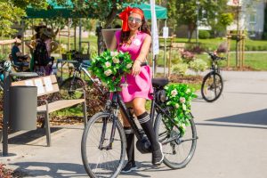Šilainiuose – sijonuotų moterų ant dviračių paradas