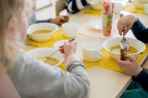 Grįžta prie klausimo dėl nemokamų pietų visiems pradinukams: kodėl jo reiktų?