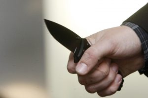 Švėkšnoje vyras peiliu sužalojo moterį