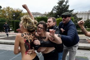 „Femen“ aktyvistės trikdė F. Franco gerbėjų eitynes Madride