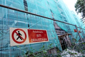 Dėl renovacijos darbų broko ant plauko gali pakibti ir kvalifikacijos atestatas