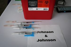 Dvi „Johnson & Johnson“ vakcinos nuo COVID-19 dozės suteikia didesnę apsaugą