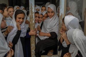 Talibanui siekiant taisyti įvaizdį, kai kurios mergaitės grįžta į Afganistano mokyklas