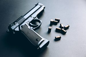 Klaipėdos policija mašinos salone aptiko nelegalų ginklą