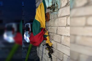 Uostamiestyje – neeilinis išpuolis: išniekintos Lietuvos trispalvės
