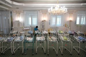 Surogatinė motinystė Ukrainoje – šiaudas skęstant skurdo jūroje