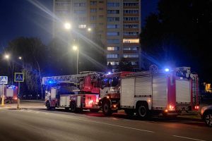 Ugniagesiai skubėjo į Partizanų gatvę šalinti pavojingai nulinkusios medžio šakos