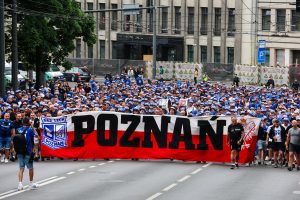 Poznanės „Lech“ sirgaliai į Dariaus ir Girėno stadioną surengė įspūdingą eiseną