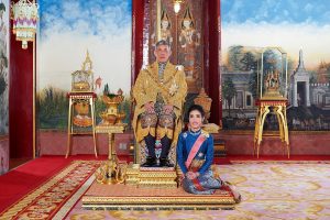 Tailando karalius suteikė malonę oficialiai savo meilužei