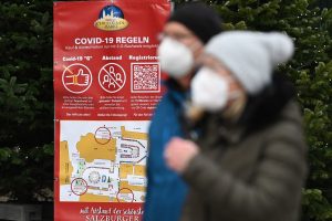 Austrijoje moteris pripažinta kalta dėl mirtino kaimyno užkrėtimo COVID-19