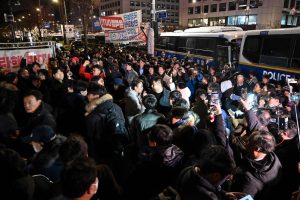 Seule prie parlamento protestuoti prieš karo padėtį susirinko šimtai žmonių