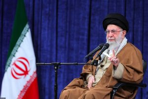 Khamenei įspėjo Iraną nesiderėti su JAV