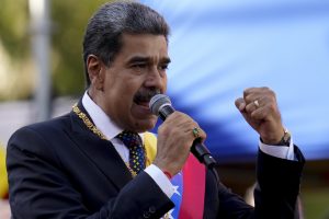 Trumpo pasiuntinys įspėjo Maduro, kad Venesuela privalo priimti deportuotus migrantus