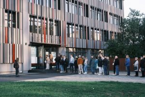 Širdį glostanti eilė: kauniečiai nori spėti iš anksto balsuoti Seimo rinkimuose