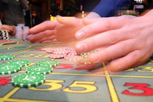 Seimo komitetas – už lošimus nuo 21-erių, lošimų kortelę, didesnius mokesčius verslui