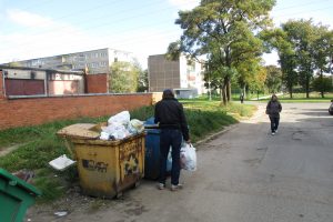 Uostamiestyje benamis su peiliu rankoje kovojo dėl konteinerio turinio