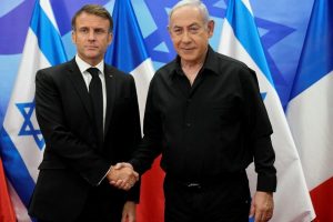 E. Macronas Izraelio premjerui: po karo Gazos Ruožą turėtų valdyti palestiniečių savivalda