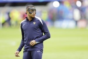 Prancūzijos futbolo žvaigždė K. Mbappe ragina balsuoti antrajame visuotinių rinkimų ture