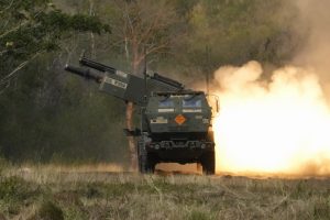 Latvija pasirašė 164 mln. eurų vertės sutartį dėl HIMARS sistemų pirkimo