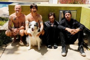 Įspūdingas „Red Hot Chili Peppers“ šou lietuvių laukia Latvijoje