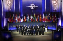 NATO įsipareigoja stiprinti ginklų gamybos pajėgumus, tačiau užmojai kuklūs