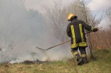 Apdegė degančią žolę gesinęs vyras: jis išvežtas į ligoninę