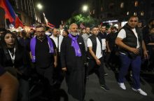 Armėnijoje protestuotojai reikalauja premjero apkaltos