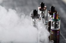 Ruošiamas apynasris rūkoriams: siūlo dar labiau didinti elektroninių cigarečių skysčio akcizą
