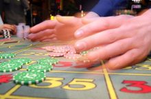 Seimo komitetas – už lošimus nuo 21-erių, lošimų kortelę, didesnius mokesčius verslui