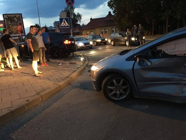 Avarija Savanorių prospekte: nukentėjo moteris ir vaikas, BMW atsidūrė ant šaligatvio