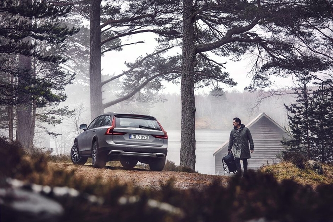 „Volvo Cars“ pristatė nuotykiams pasiruošusį „V90 Cross Country“