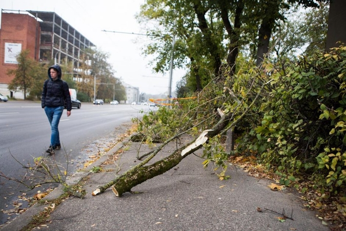 Ugniagesiai per pusšimtį kartų vyko šalinti vėjo padarinių