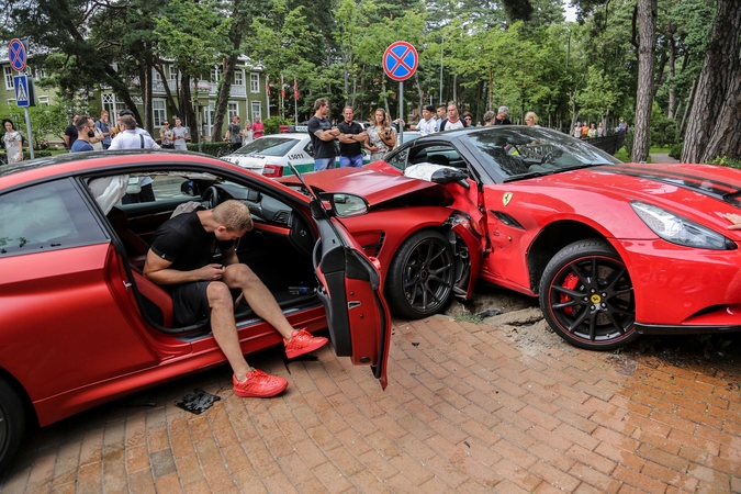 Košmaras: „Ferrari“ remontas po akistatos su briedžiu kainavo net 0,5 mln. eurų.