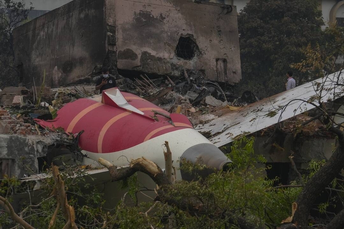 Indijos pareigūnai: rasta antroji sudužusio „Air India“ lėktuvo „juodoji dėžė“