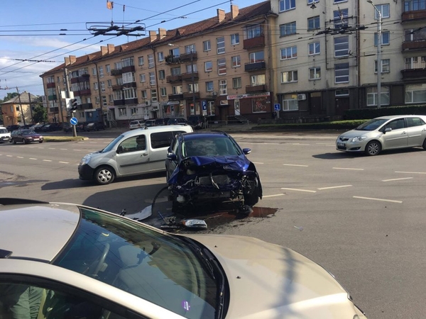 Avarija Taikos ir Pramonės prospektų sankirtoje