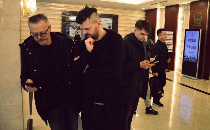 „Žuvėdros“ aktorių Šanchajuje užpuolė žiūrovė