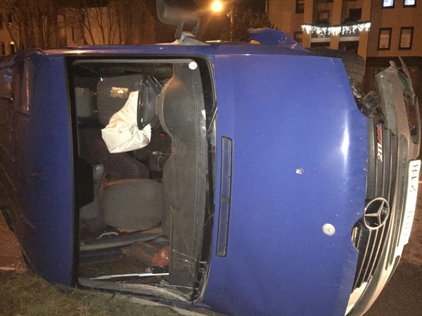 Avarija Aleksote: mikroautobusas – ant šono, sužalotas vairuotojas 