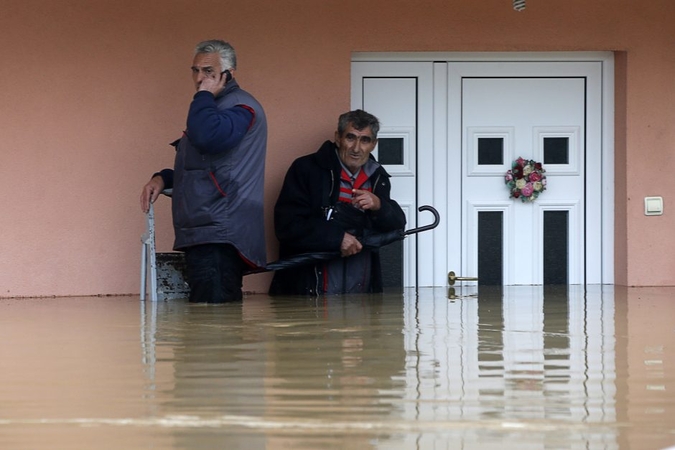 Balkanuose, kur kilo didžiausi per šimtmetį potvyniai, upių vanduo kyla toliau