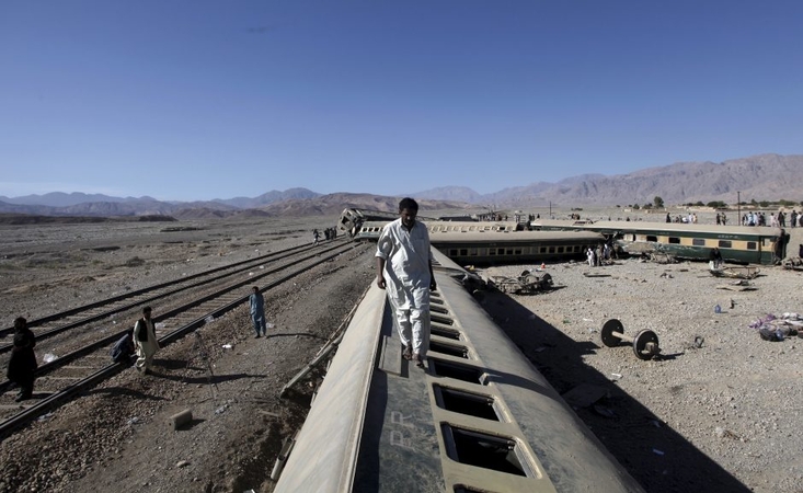 Pakistane per traukinio avariją žuvo bent 11 žmonių, per 100 sužeistų