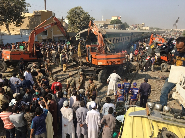 Pakistane susidūrus dviem traukiniams žuvo mažiausiai 21 žmogus