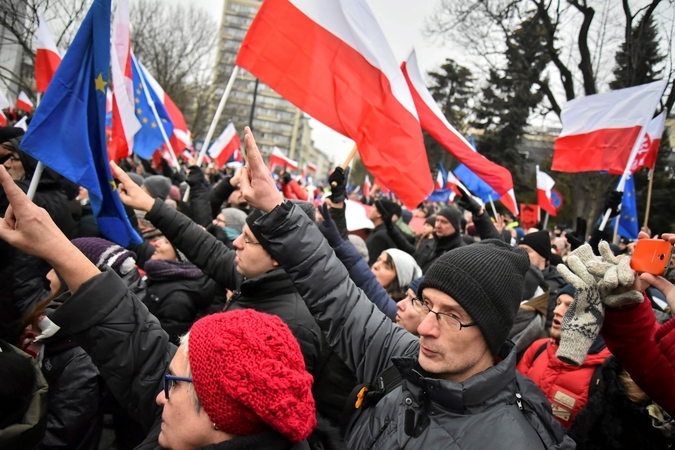 Lenkija po protestų atšaukia žiniasklaidos darbo ribojimą parlamente