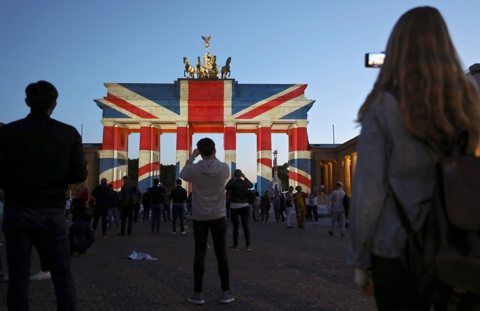 Brandenburgo vartai nušvito Didžiosios Britanijos vėliavos spalvomis 