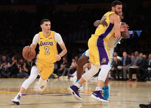 NBA: „Lakers“ nutraukė pralaimėjimų seriją