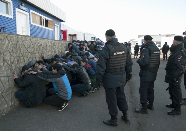 Maskvoje per policijos reidą sulaikyti tūkstančiai užsieniečių