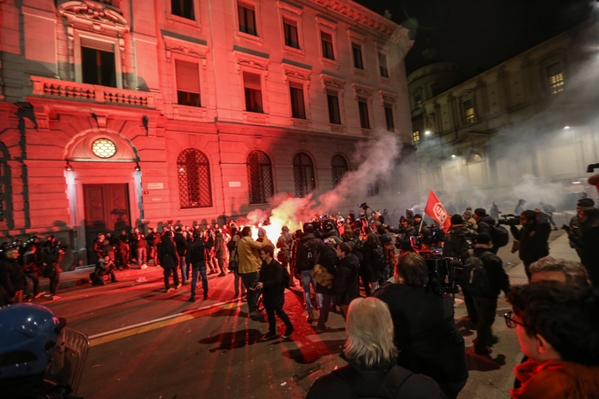 Per riaušes prie „La Scala“ teatro policija panaudojo jėgą