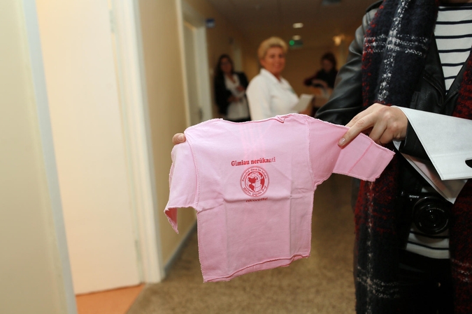 Klaipėdos naujagimiams – nerūkančiųjų marškinėliai