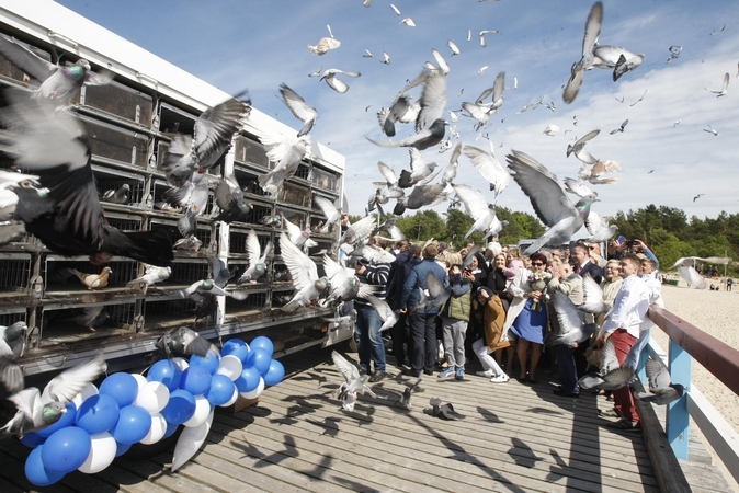 Nuo Palangos tilto į orą pakilo 2019 balandžių
