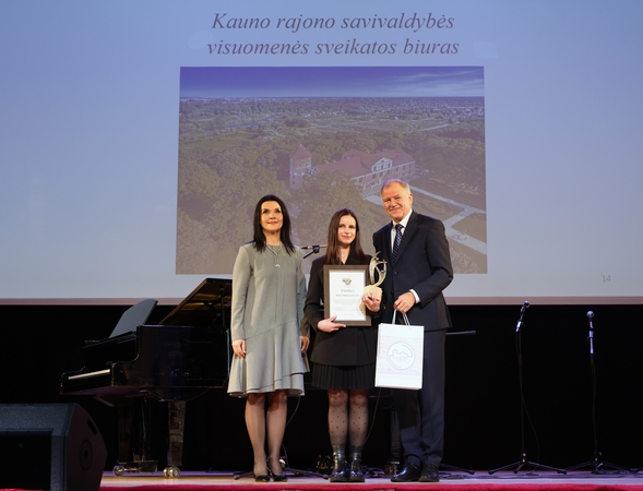 Pagerbimas: tarp geriausių specialistų patekusią Kauno rajono VSB vaikų ir jaunimo sveikatos skyriaus specialistę R.Meškauskienę (viduryje) pasveikino J.Grubliauskienė ir V. Andriukaitis.